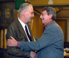 Pfarrer Eckehard Biermann (links) hat sich auch im Kirchenkreis an vielen Stellen engagiert. Synodalassessor Dieter Heisig bedankte sich dafür herzlich bei ihm.