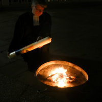 Bild: Osterkerze wird am Feuer entzündet