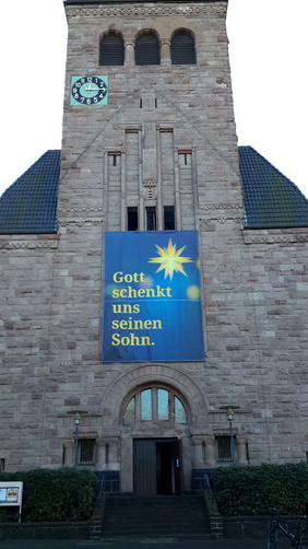 Die Heßlerkirche mit der Weihnachtsbotschaft in einem Satz.