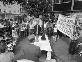 Im Mai 1981 gab es Proteste gegen die Werksschließung „Thyssen Schalker Verein“ mit einem ökumenischen Straßengottesdienst mitten in Gelsenkirchen. Neben den evangelischen Pastoren Kurt Struppek (mit Glocke) und Dieter Heisig (mit Bart) waren auch 