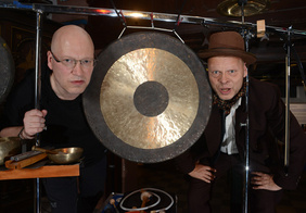 Verrückte Musikinstrumente, absurde Wortgebilde: Das Duo „Wortklang“ überraschte in der Bleckkirche. PHOTO: RALF NATTERMANN