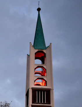 Der Turm der Altstadtkirche in der City wird sonst eher in liturgischen Farben beleuchtet. Am „Orange Day“ macht die Emmaus-Gemeinde eine Ausnahme und setzt ein Zeichen gegen sexualisierte Gewalt an Frauen und Mädchen. FOTO: CORNELIA FISCHER