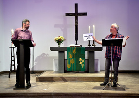 Pfarrer Matthias Siebold (links) und Prädikant André Bsdurrek moderierten diesen Gottesdienst Spezial im Stream der Trinitatis-Gemeinde.