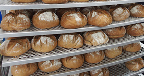 Das Ergebnis kann sich sehen lassen: Duftendes, frisch gebackenes Brot. Insgesamt wurden 402 Aktions-Brote von Gelsenkirchener Konfis gebacken.