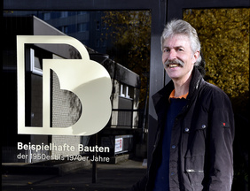 Pfarrer Peter Spelsberg freut sich über das neue Label an der Tür der Thomaskirche.